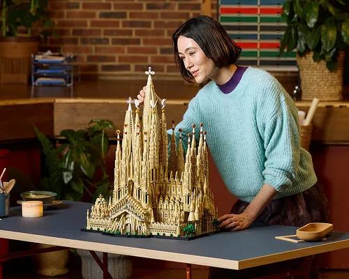 LEGO tiszteleg Gaudí előtt 12.060 darabos Sagrada Família építészeti szett-tel