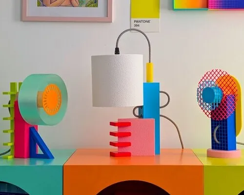 Szobrászi asztali lámpák: 3D nyomtatás, geometria és telített színek találkozása