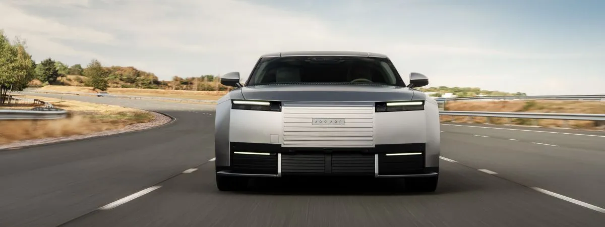 Végre van értelme a Jaguar vitatott arculatváltásának: itt a merész Type 01