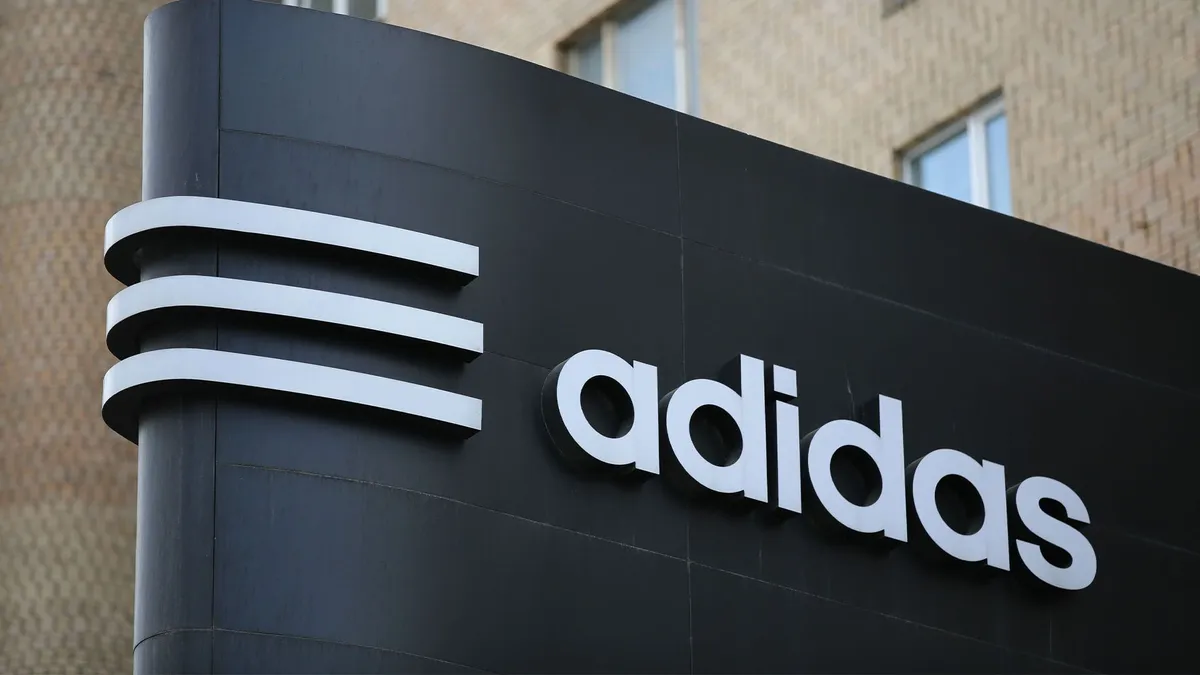 Az Adidas beperelte a White Foxot a csíkok miatt