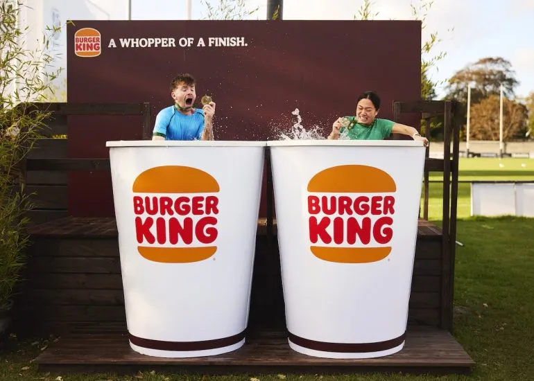 A Burger King jeges poharakba ülteti a maratonfutókat